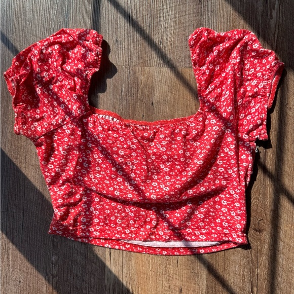 𝐒𝐡𝐞𝐢𝐧 𝐑𝐞𝐝 𝐅𝐥𝐨𝐫𝐚𝐥 𝐂𝐫𝐨𝐩 𝐓𝐨𝐩 - Picture 2 of 5